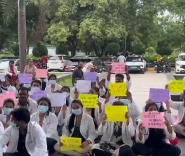 చేవెళ్ల మెడికల్ కాలేజీలో ఆకస్మిక ఉద్రిక్తత