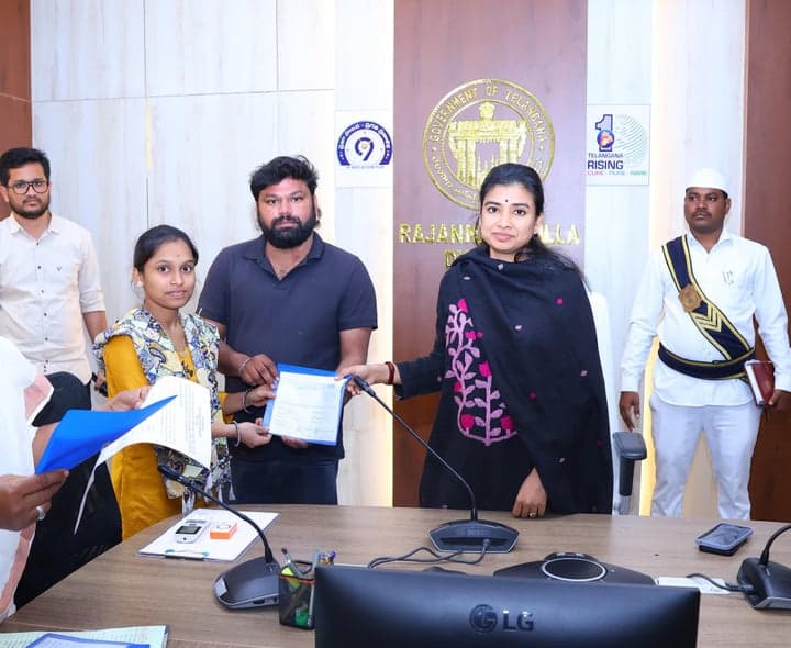 కులాంతర వివాహ ప్రోత్సాహక బాండ్లు పంపిణీ