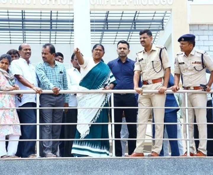 సీఎం పర్యటన ఏర్పాట్లను పరిశీలించిన సీతక్క