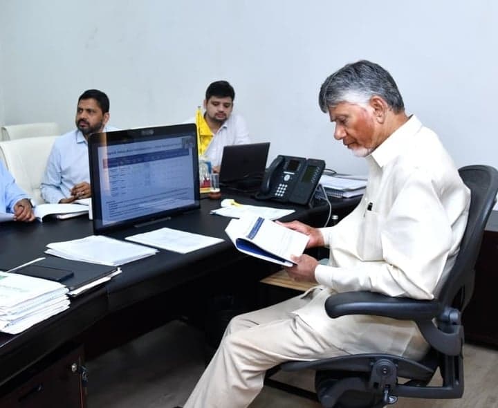 పరిహారం పంపిణీ వేగవంతం చేయాలి: సీఎం చంద్రబాబు