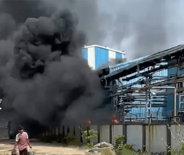 బొల్లారం పరిశ్రమలో చెలరేగిన మంటలు: తృటిలో తప్పిన పెను ప్రమాదం! - Udayam Digital