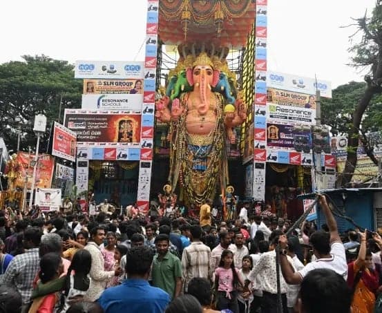 ఖైరతాబాద్ గణేశుడి వద్ద భక్తుల రద్దీ