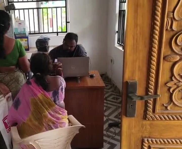 సచివాలయాలకు పోటెత్తిన పెన్షన్ ఆశావాహులు - Udayam