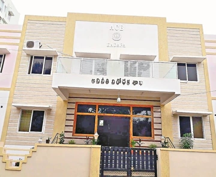 జిల్లాలో పెరుగుతున్న అవినీతిపై ఆందోళన