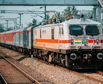 హైటెక్‌ సిటీలో 10 రైళ్లకు హాల్ట్‌