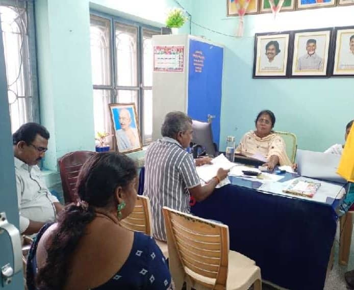 అర్జీలపై ఎమ్మార్వో సమీక్ష - Udayam