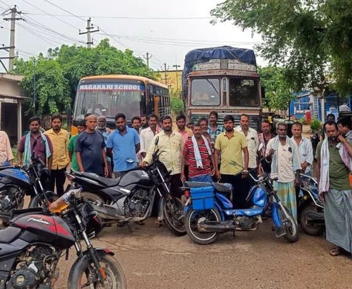 విద్యుత్ కోతలపై రైతుల రాస్తారోకో