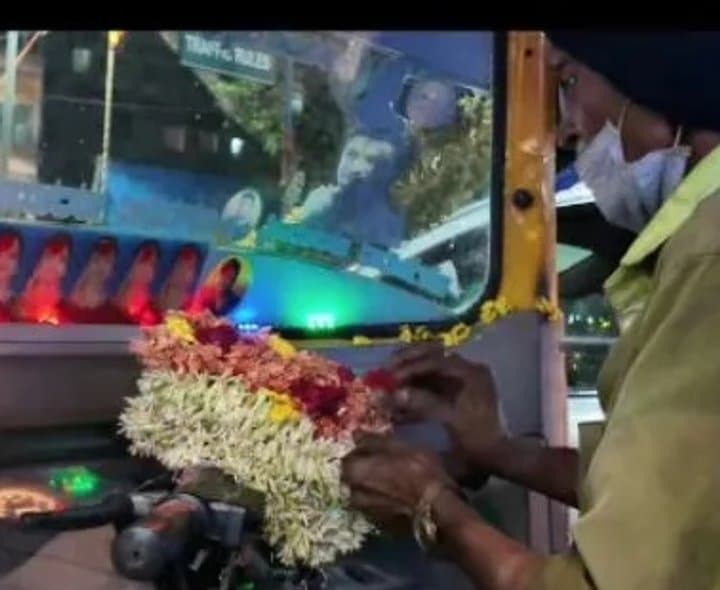 భార్య జ్ఞాపకంగా రోజూ పూలు