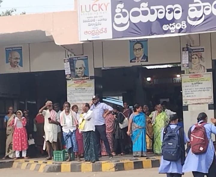 అద్దంకి బస్టాండ్‌లో ప్రయాణికుల రద్దీ - Udayam