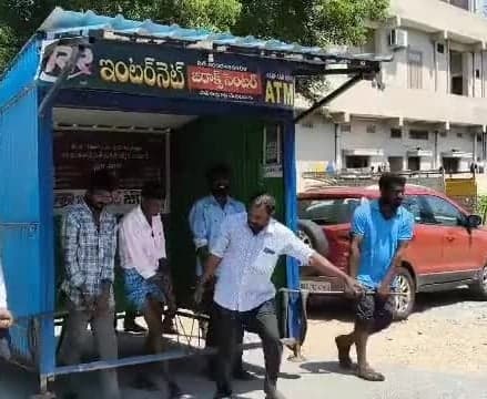 రోడ్డు విస్తరణతో చిరు వ్యాపారులకు ఇబ్బందులు - Udayam