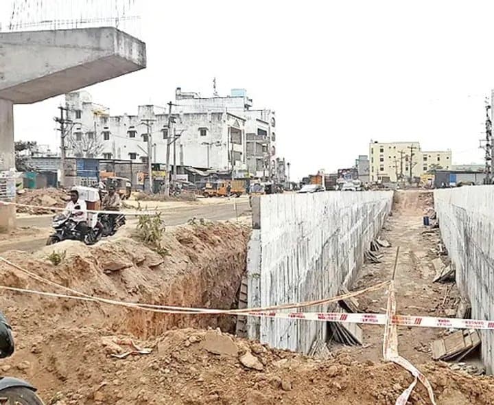ప్రభుత్వ స్థలాల ఆక్రమణలతో రహదారి విస్తరణకు ఆటంకాలు