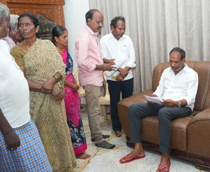 పుట్టావారిపాలెంలో ప్రజల నుంచి అర్జీలు స్వీకరించిన మంత్రి - Udayam