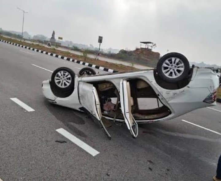 భువనగిరిలో అదుపుతప్పి కారు బోల్తా