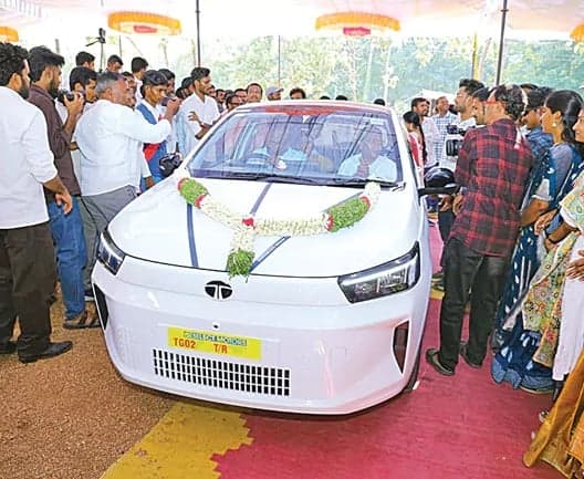 గురువుకు కారు బహుమానం - Udayam