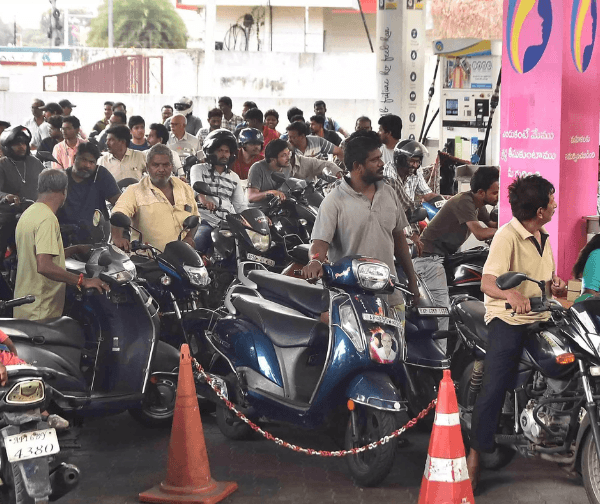 ఏపీలో ఇంధన సంక్షోభం: బంకుల వద్ద భారీ క్యూలు.. గగ్గోలు పెడుతున్న వాహనదారులు! - Udayam Digital