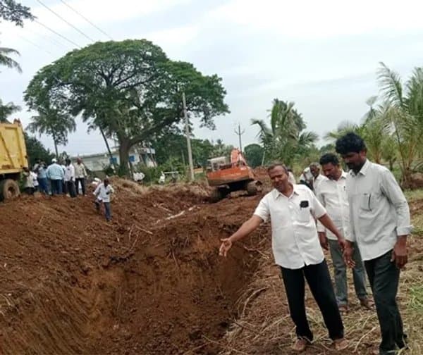రహదారి పనులు అడ్డుకున్న రైతులు