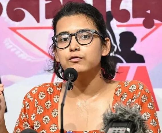 పోలీసుల నోటీసుపై నేహా పోరాటం