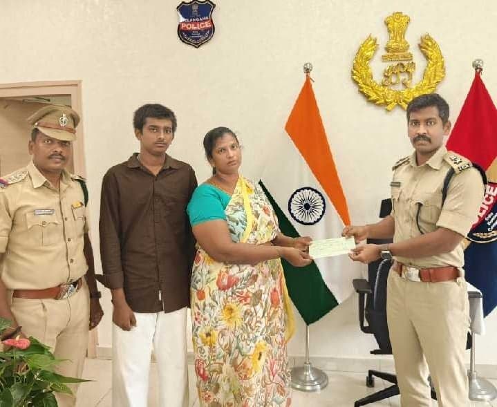 హోంగార్డ్ కుటుంబానికి ఆర్థికసాయం - Udayam