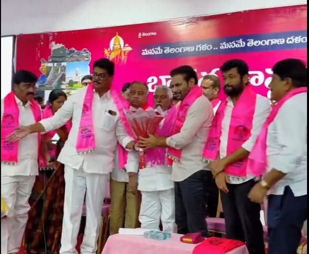 బీఆర్ఎస్‌లో చేరిన నిర్మల్ బీజేపీ, కాంగ్రెస్ నేతలు