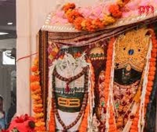 కశ్మీర్‌లో రాజ్ఞా దేవి ఆలయానికి పోటెత్తిన కాశ్మీరీ పండిట్లు
