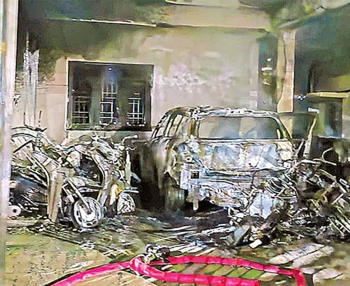 షార్ట్‌సర్క్యూట్‌తో 8 వాహనాలు దగ్ధం - Udayam Digital