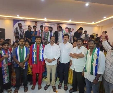 విశాఖలో వైసీపీలోకి 300 మంది చేరిక