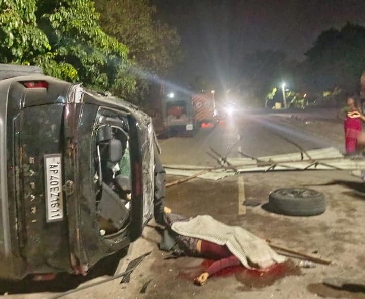 అనంతపురంలో కారు బీభత్సం: యువతి మృతి