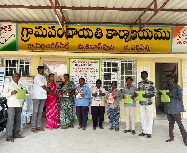 పెంచికల్‌పేట్‌లో జీపీ సిబ్బందికి దుస్తుల పంపిణీ - Udayam