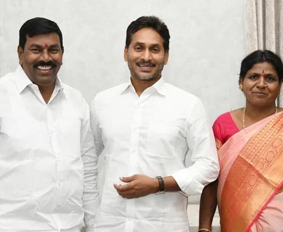 వైఎస్‌ జగన్‌తో ఎమ్మెల్యే విరూపాక్షి భేటీ