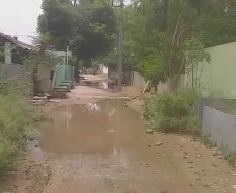 కొండాపురంలో రోడ్డుపై మురుగు తిష్ట - Udayam