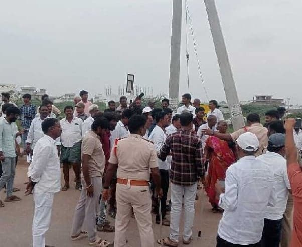 వై.పాలెంలో నామినేషన్ కేంద్రం వద్ద ఉద్రిక్తత - Udayam