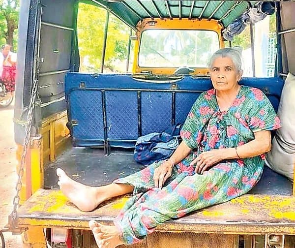 డబ్బులు తీసుకుని కన్నతల్లిని వదిలేసిన కుమార్తె - Udayam Digital