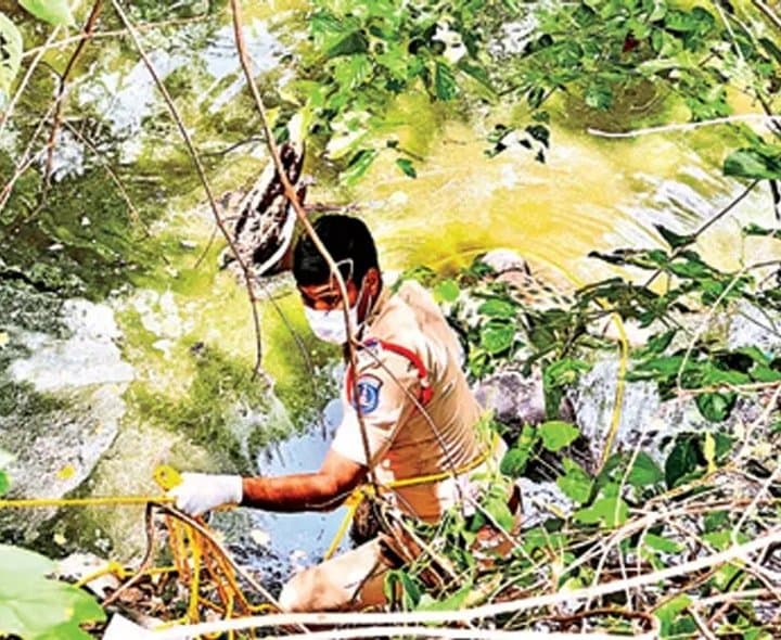 120 అడుగుల బావిలోకి ఎస్సై - Udayam