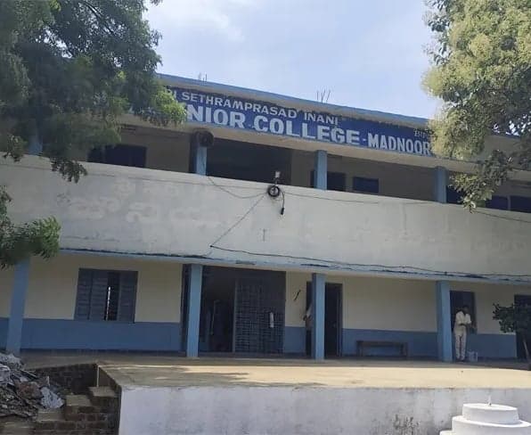 కళాశాలలో సినిమా ప్రదర్శన