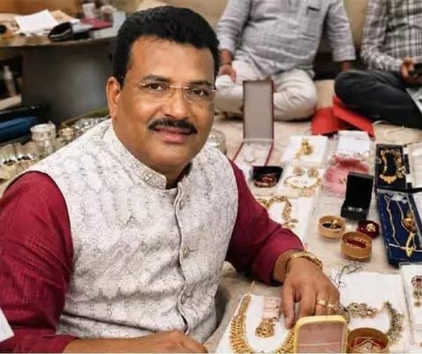 మోహన్ నాయక్ అవినీతి బాగోతం: ఏసీబీ దాడుల్లో వేల కోట్ల అక్రమాస్తులు - Udayam Digital