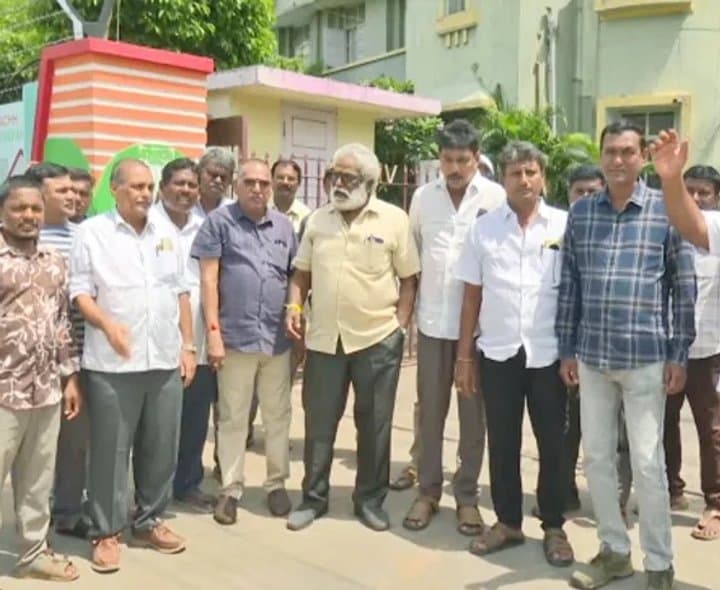 సమ్మెకు మున్సిపల్‌ కాంట్రాక్టర్లు