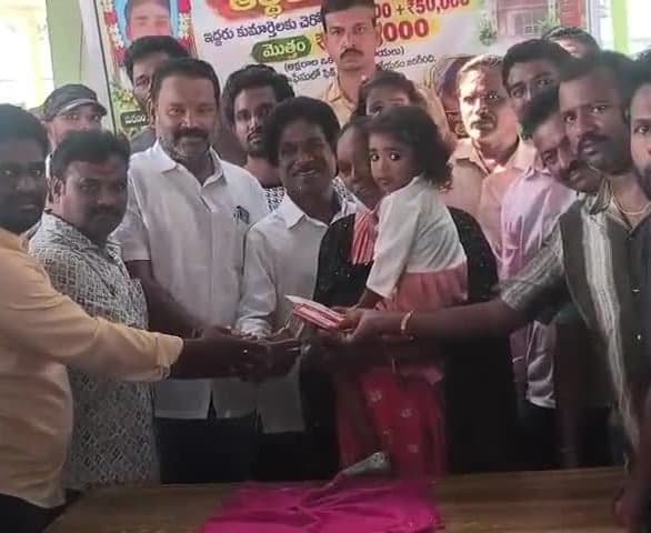 మృతుడి కుటుంబానికి రూ.లక్ష ఆర్థిక సాయం - Udayam