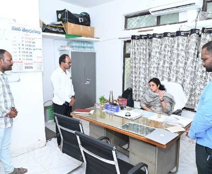 మున్సిపల్‌ కార్యాలయాన్ని తనిఖీ చేసిన కలెక్టర్‌ - Udayam