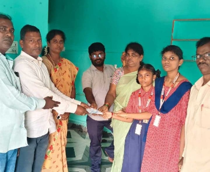 మునగపాకలో పూర్వ విద్యార్థుల చేయూత - Udayam