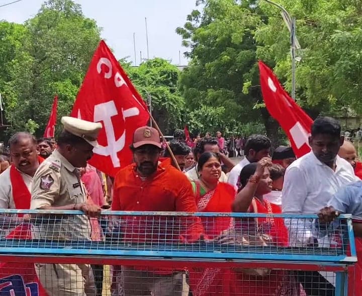 గుంటూరు కలెక్టరేట్ వద్ద ఉద్రిక్తత - Udayam