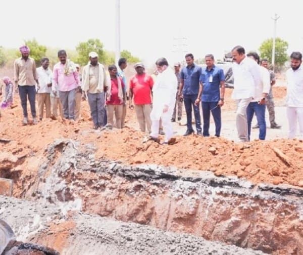 కొత్తపల్లి-కరీంనగర్ ఫోర్-లేన్ రోడ్డు పనుల పరిశీలన - Udayam Digital