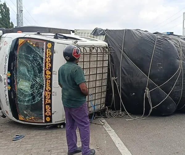 కొండపల్లిలో లారీ బోల్తా