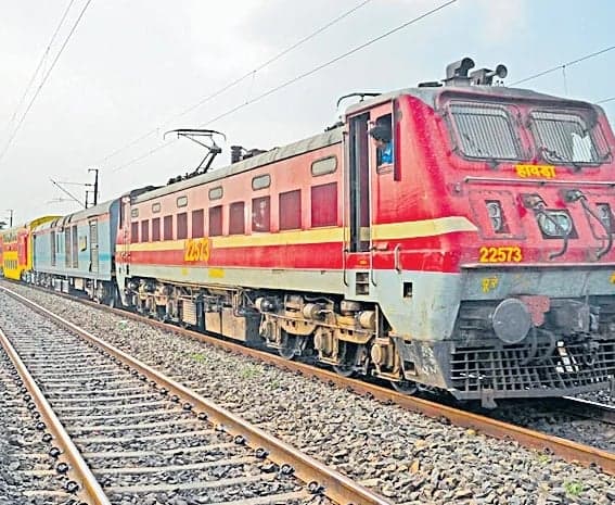 తుపానుతో రైళ్ల రాకపోకల్లో మార్పులు