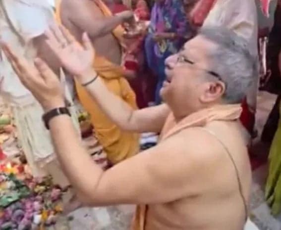 దుర్గమ్మ ఎదుట ఎంపీ కన్నీళ్లు
