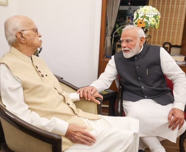 అద్వానీని కలిసిన ప్రధాని మోదీ