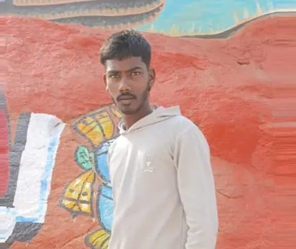విద్యుత్ స్తంభాన్ని ఢీకొన్న బైక్.. యువకుడు మృతి