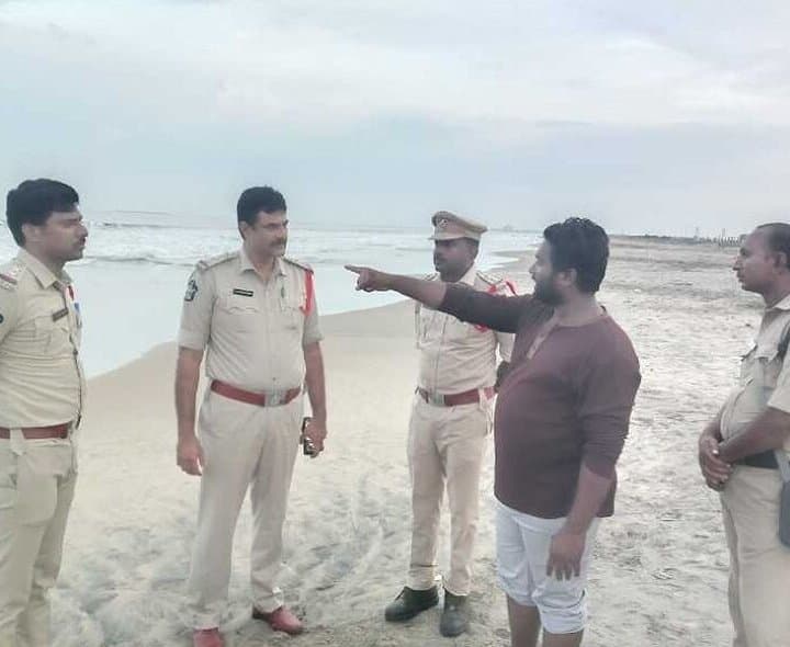 కాకినాడ  బీచ్‌లో ఇద్దరు గల్లంతు