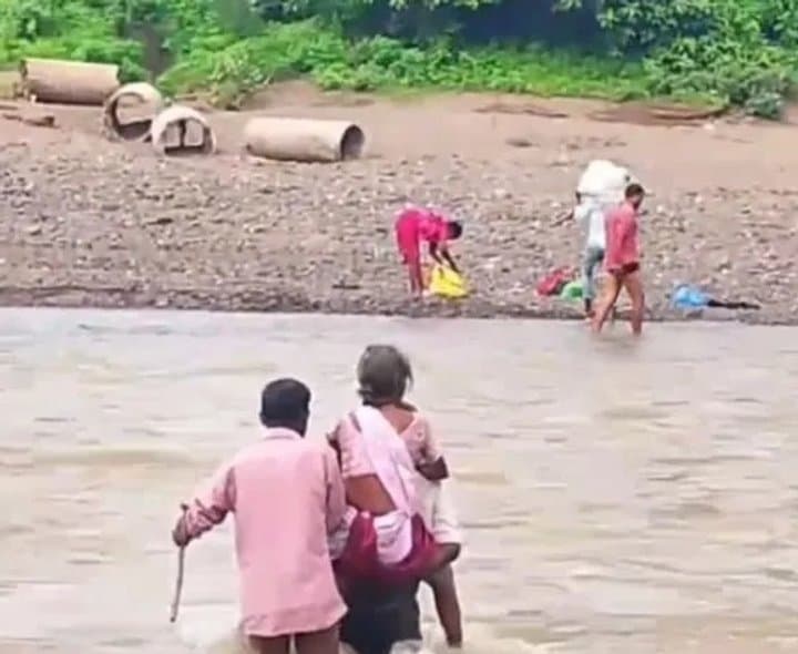 వాగులో తల్లి కోసం పోరాటం
