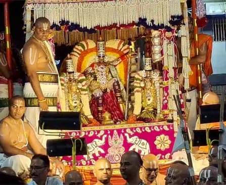 ముత్యపుపందిరి వాహనంపై బాలకృష్ణుడిగా శ్రీవారు - Udayam
