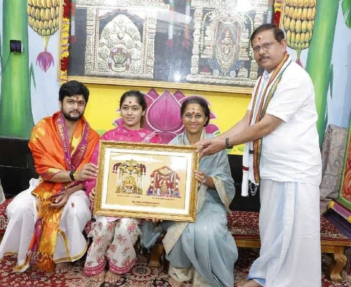 శ్రీశైల మల్లన్నను దర్శించుకున్న మహారాష్ట్ర ఎంపీ - Udayam